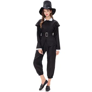Vista dettagliata del costume storico da pellegrino nero con colletto bianco, cintura e cappello.