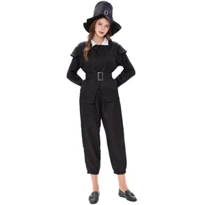 Vista dettagliata del costume da pellegrino con top nero, pantaloni, cintura e cappello.