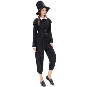 Vista dettagliata del costume storico nero con top, pantaloni, cintura e cappello.