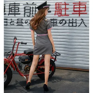 Ensemble de costume de cosplay de police sexy avec haut d'uniforme gris, jupe et casquette.