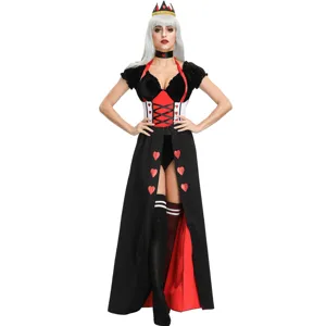 Détail de costume de reine de cœur médiévale, robe noire et rouge élégante pour fête.