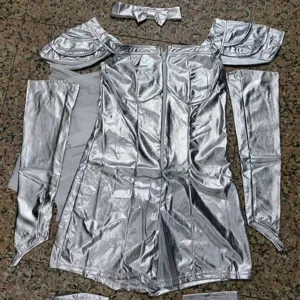Silbernes metallisches Alien Cosplay Kostüm Set mit schulterfreiem Kleid, Ärmeln und Schleife.