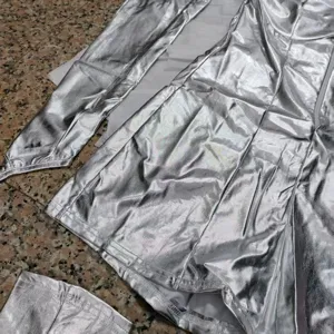 Silbernes metallisches Weltall Astronaut Kostüm Detailansicht für Halloween Cosplay und Bühne.