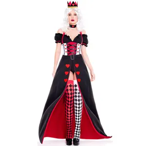 Vue détaillée de l'élégant costume de la Reine de Cœur avec robe et bas noirs et rouges.