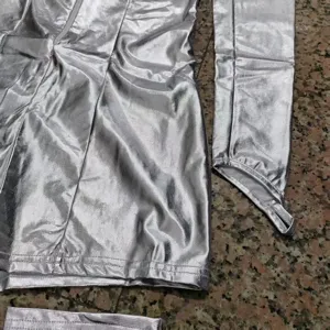 Silbernes metallisches Kostüm-Detail, glänzendes Performance-Outfit-Teil für Cosplay