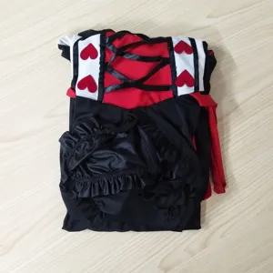 Détails du costume de reine de cœur, avec un design rouge, noir et blanc élégant.