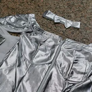 Silbernes metallisches Weltraum-Kostümset Detail, perfekt für Halloween und Bühnenauftritte.