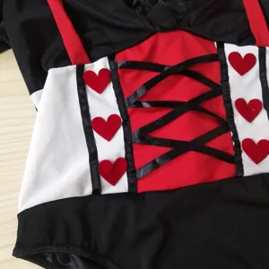 Vue détaillée du costume reine de cœur, décorations de cœur rouge et laçage de corset noir.