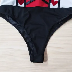 Détail de costume de reine de cœurs, design noir blanc rouge avec de charmants pendentifs.