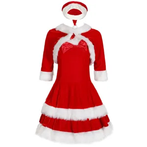 Vue détaillée de l'ensemble de costume de Noël rouge pour femme avec fausse fourrure.