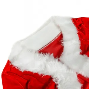 Détail de costume de Noël femme velours rouge avec col en fausse fourrure blanche.