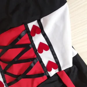 Gros plan détaillé du costume de reine avec cœurs rouges et laçage en ruban noir.