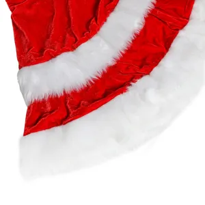 Détail de costume de Noël velours rouge bordure peluche blanche tissu doux fête vêtement
