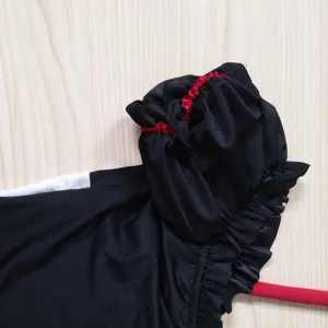 Détail de manche de costume de reine de la renaissance médiévale, robe gothique noire.