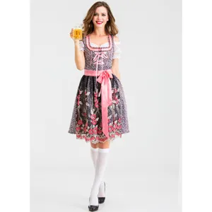 Detailansicht des traditionellen deutschen Oktoberfest Dirndls mit rosa Blumenrock und Schürze.