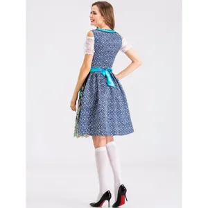 Detailansicht eines traditionellen deutschen Dirndls mit blauem Blumenmuster und Spitzenärmeln.