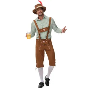 Gros plan détaillé du costume traditionnel bavarois pour homme avec chemise et bretelles.