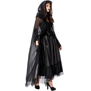 Mantello nero gotico con cappuccio e abito da sposa fantasma, dettagli costume Halloween.