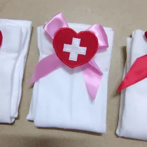 Calze cosplay infermiera bianche con grazioso nastro rosa e ricamo croce cuore rosso.