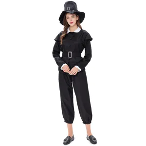 Vista dettagliata del costume storico nero da pellegrino con colletto bianco.