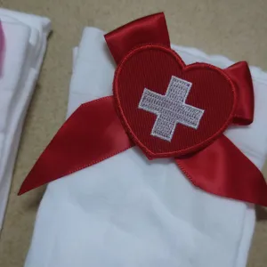 Calze alte cosplay infermiera bianca con fiocco rosso e patch croce cuore per festa.