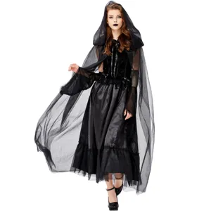 Vista dettagliata del costume gotico nero con mantello con cappuccio e abito per Halloween.