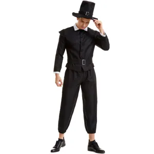 Vista dettagliata del costume storico nero da pellegrino che mostra colletto, cintura e cappello.