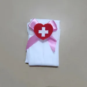 Calze cosplay infermiera bianche con fiocco rosa e toppa cuore croce per costume.