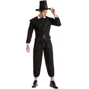 Dettaglio in primo piano del costume da pellegrino storico con top nero, colletto e cappello.