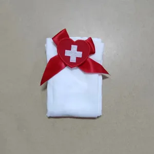 Calzini da infermiera cosplay bianchi con fiocco rosso e design a croce con cuore.