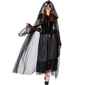 Costume Halloween vampira donna vista dettagliata con mantello con cappuccio e abito sposa.