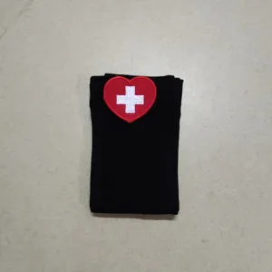 Calze da cosplay da infermiera nere con toppa a cuore rosso e croce bianca per feste in costume.