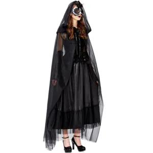 Vista dettagliata del costume da vampiro di Halloween da donna con mantello nero e abito.