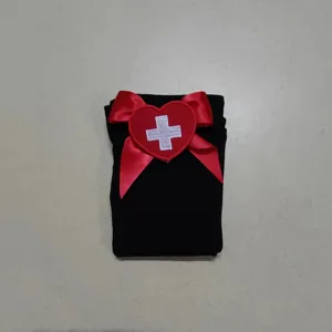 Vista dettagliata di calze cosplay infermiera nere con fiocco rosso e patch cuore croce.
