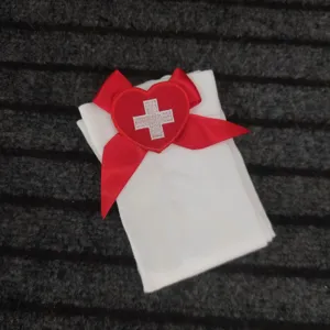 Calze da infermiera bianche con fiocco rosso e ricamo a croce ideali per cosplay e feste a tema.