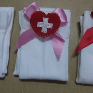 Calze bianche da costume da infermiera sexy con fiocco rosa e croce a cuore per feste.