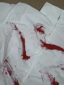 Vista detallada del tejido del disfraz de enfermera zombi de Halloween con manchas de sangre.