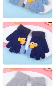 Vue détaillée de gants d'hiver tricotés pour enfants avec de jolies applications dino.
