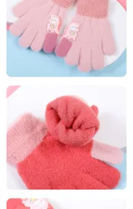 Vue détaillée de gants en tricot pelucheux avec joli patch de dinosaure de dessin animé.