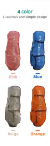 Vista dettagliata della borsa da viaggio per golf multicolore con cinghie resistenti e copertura.