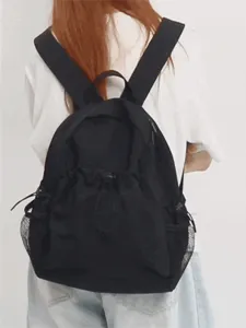 Lässiger Damen Rucksack aus Stoff mit Kordelzug Tasche vorne und praktischen seitlichen Netzen.
