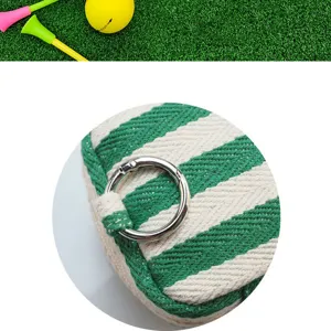 Grün-weiße gestreifte Golfballtasche Detail mit Metallring und Rasenhintergrund für Sportler.