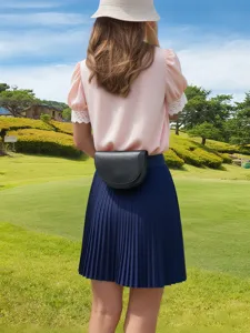 Detailaufnahme der schwarzen Golf-Entfernungsmesser-Taillentasche auf dem Golfplatz.