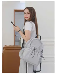 Detailansicht des grauen Damen Rucksacks mit Kordelzug Tasche für den täglichen Arbeitsweg.