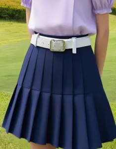 Koreanischer Stil Golf Plissee-Rock und weisser Gürtel Outfit Set Damen Freizeitmode.