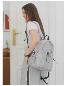 Lässiger Damen Pendler Rucksack mit Kordelzug Tasche und Reißverschluss Design grau.