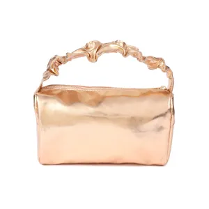 Minimalistische metallische Handtasche und tragbare Kosmetiktasche mit elegantem Griff.