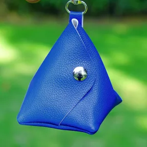 Detailansicht einer tragbaren blauen Leder Dreiecks Golftasche mit Druckknopf und Ring.
