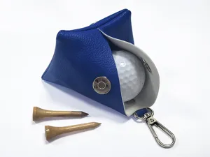 Detailansicht der tragbaren blauen Leder-Golfballtasche mit Ball und Holztees innen.