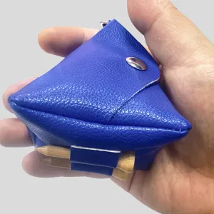 Detailansicht der tragbaren Golftasche aus Leder Dreieck mit Holz Tee Halter Präsentation.